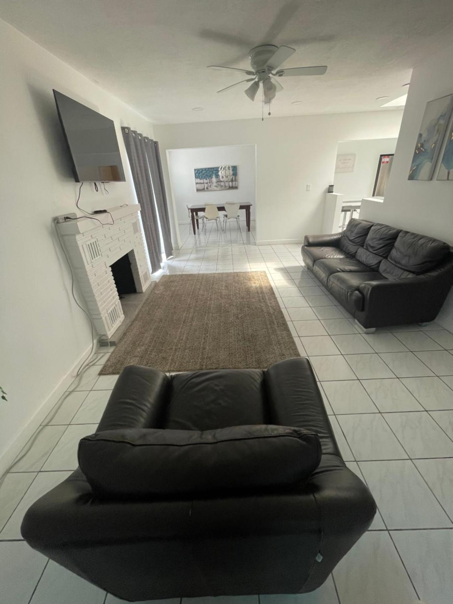 Modern Close To Downtown And The Airport Appartement *