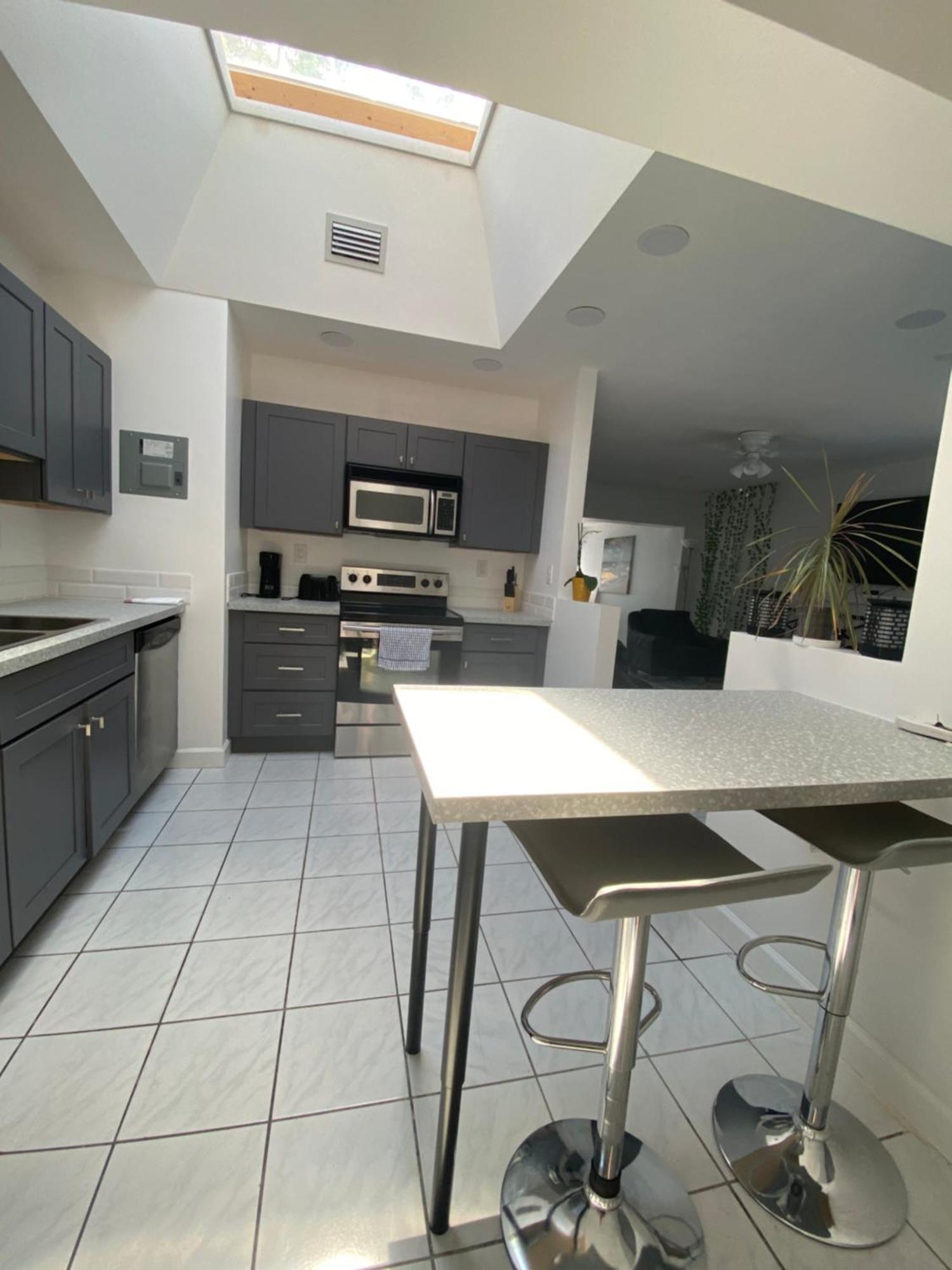 Modern Close To Downtown And The Airport Appartement
