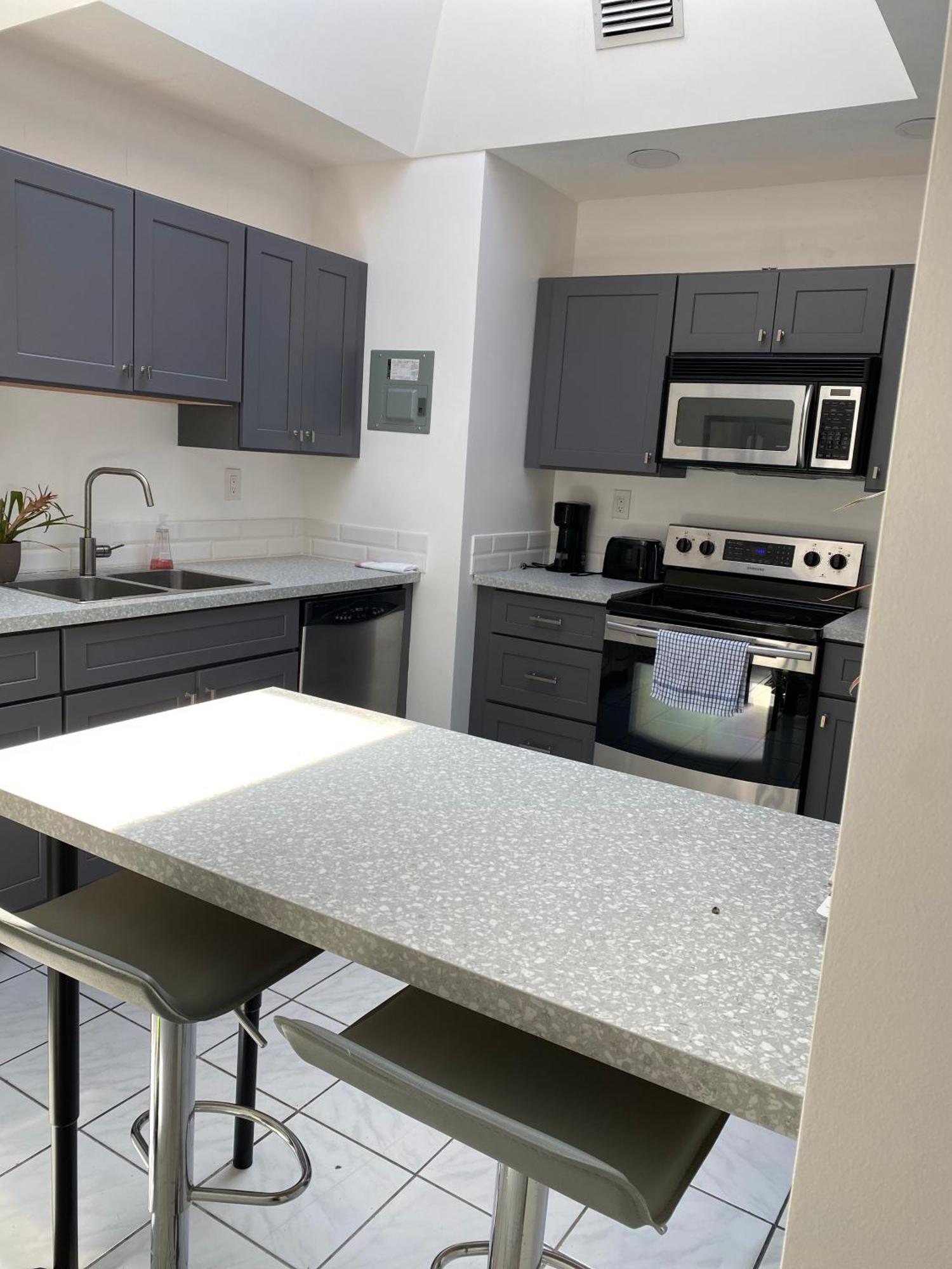 Modern Close To Downtown And The Airport Appartement *